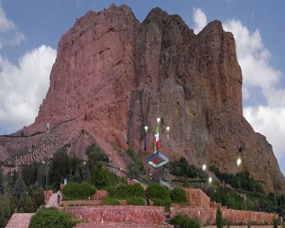 نمایی از محوطه کوه صفه و آسمان ابری