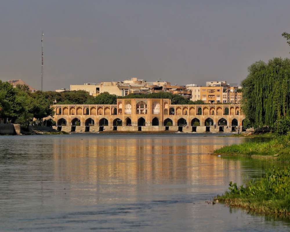 نمای دور پل خواجو و انعکاس آن در آب