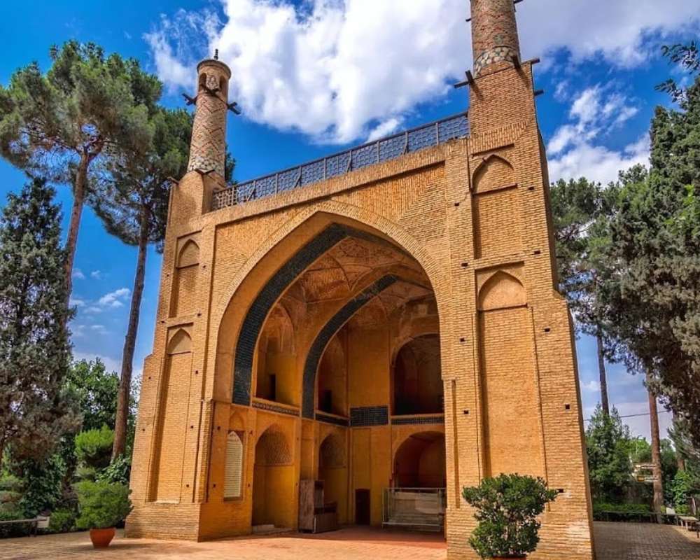 نمایی از ورودی منارجنبان با آسمان آبی و نیمه ابری