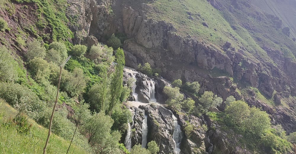 نمایی از آبشار میج و طبیعت سرسبز اطراف آن