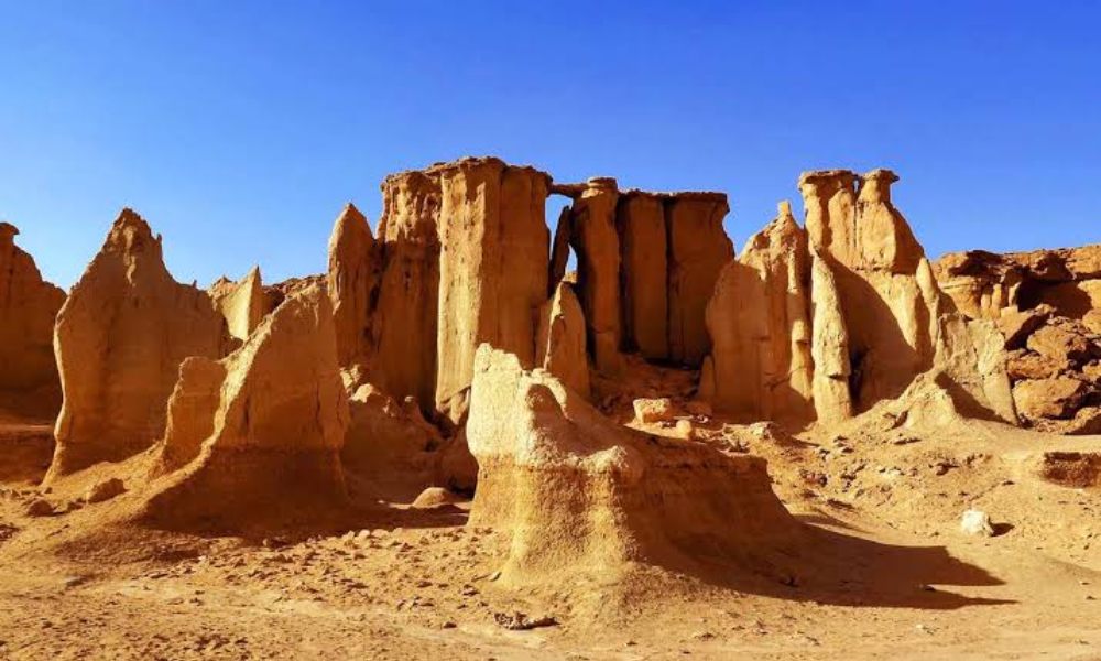 دره ستارگان در جزیره قشم زیر آسمان آبی
