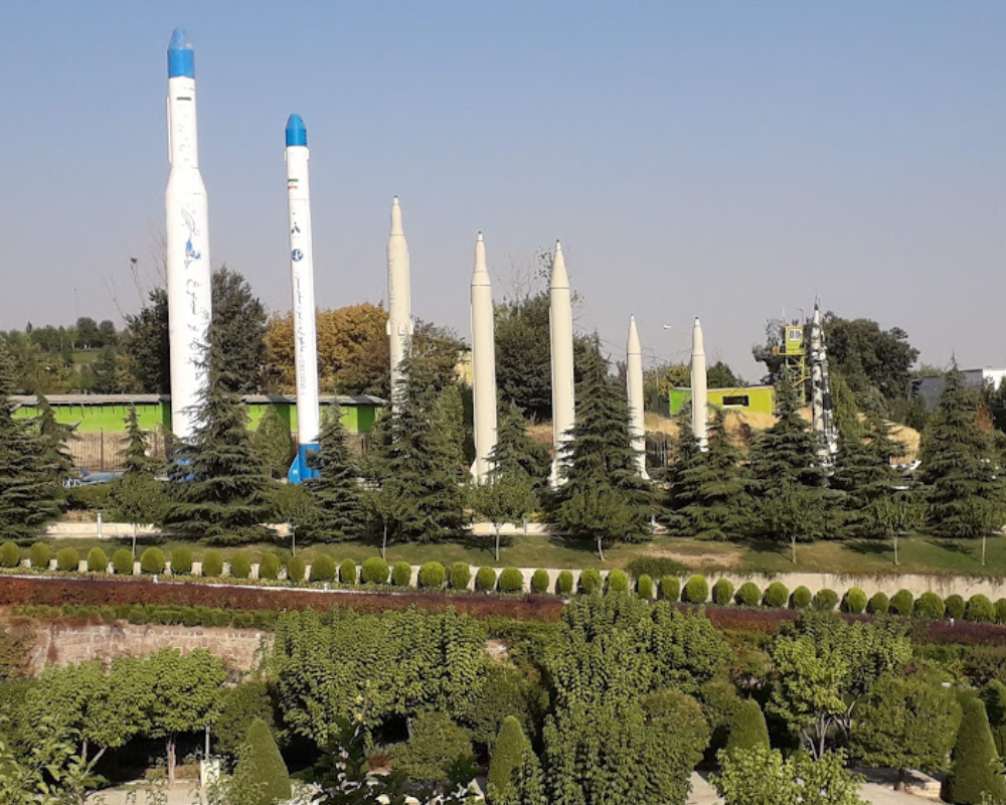 نمایی از فضای سبز باغ موزه دفاع مقدس تهران