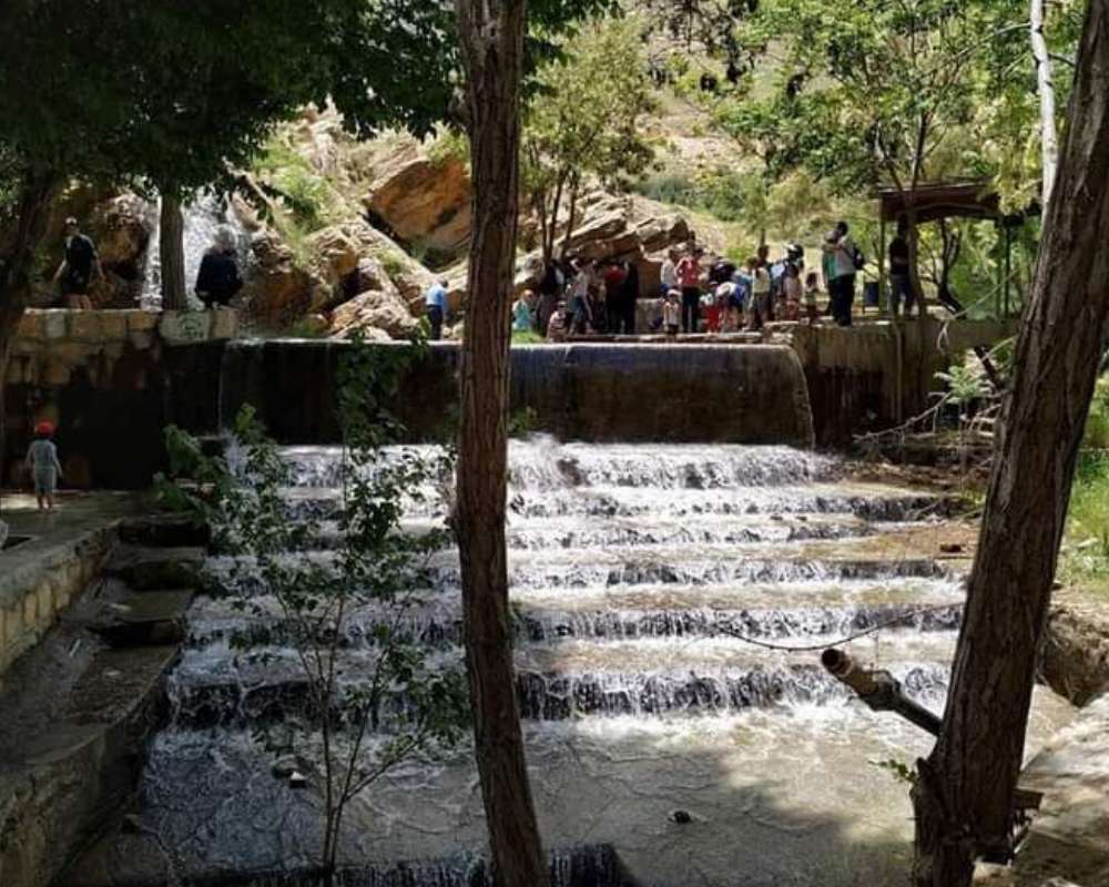 نمایی از محل عبور گردشگران در پارک سرچشمه خوانسار
