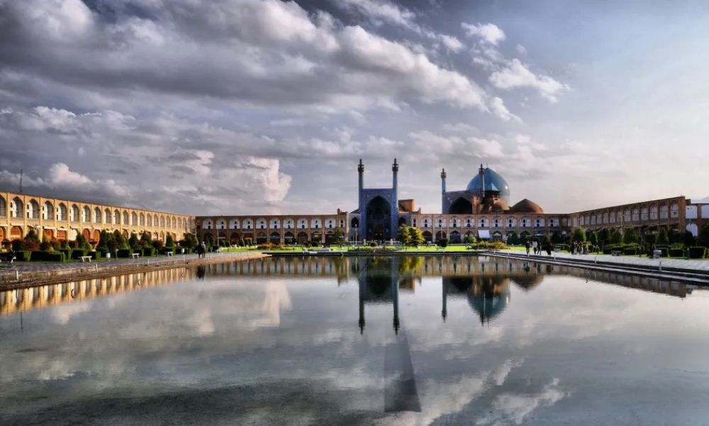 میدان نقش جهان اصفهان با آسمان ابری