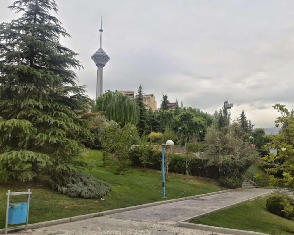 فضای سبز بوستان گفت و گو با پس زمینه برج میلاد تهران