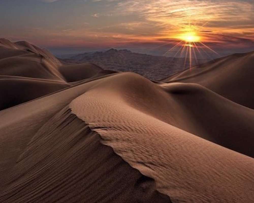 نمایی از غروب خورشید در کویر مرنجاب