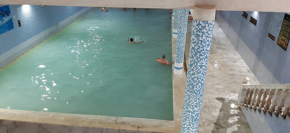 نمایی از مردم در حال استفاده از آبگرم سادات محله