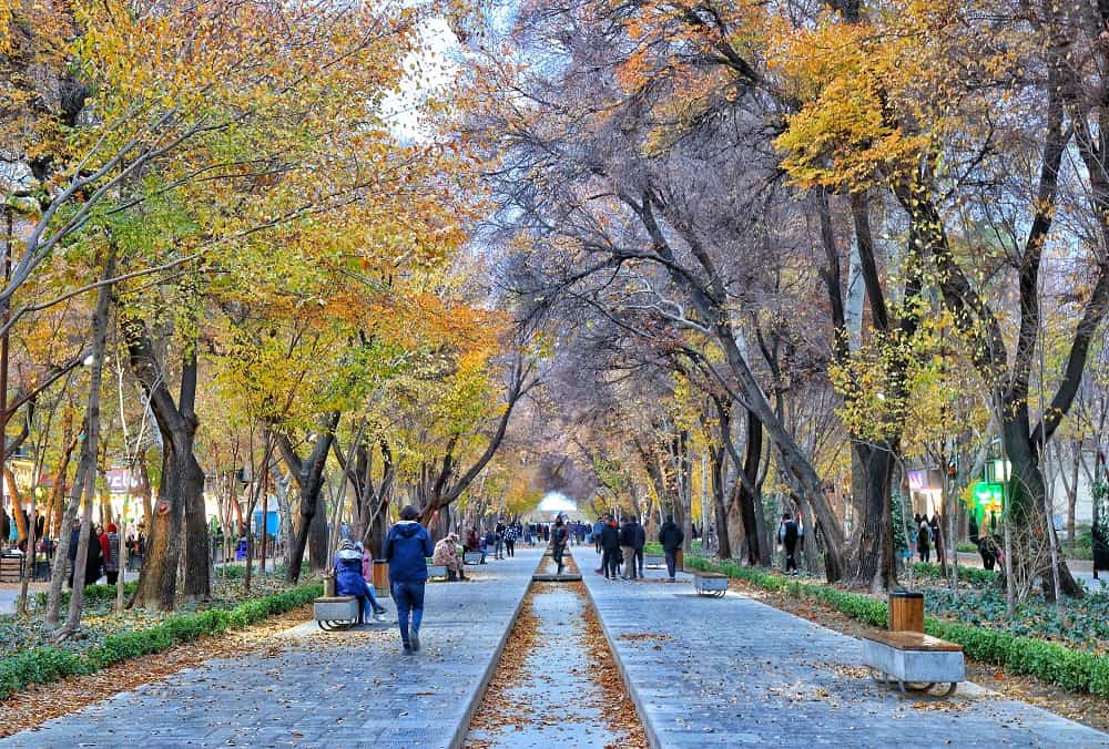 نمایی از چهارباغ عباسی اصفهان در فصل پاییز