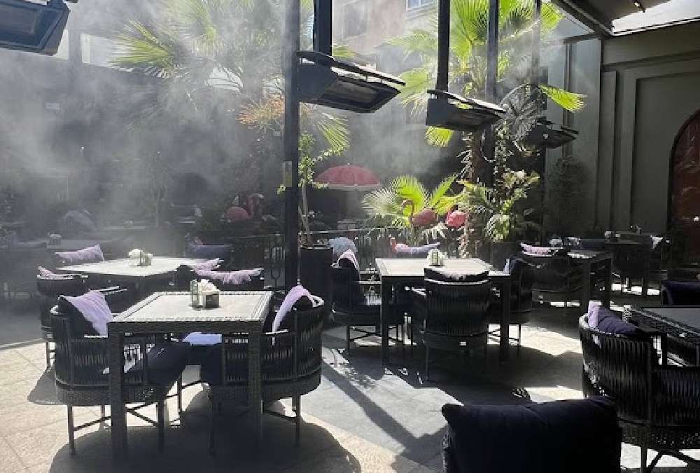 فضای باز کافه رستوران صامر در مشهد
