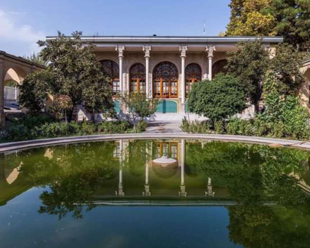 عمارت مشجر باغ موزه مسعودیه تهران و انعکاس آن در حوض