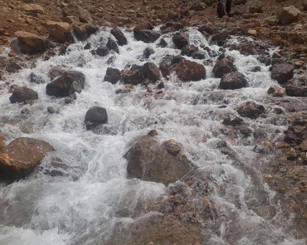 موجهای آب چشمه مرغاب عسگران در برخورد با سنگها