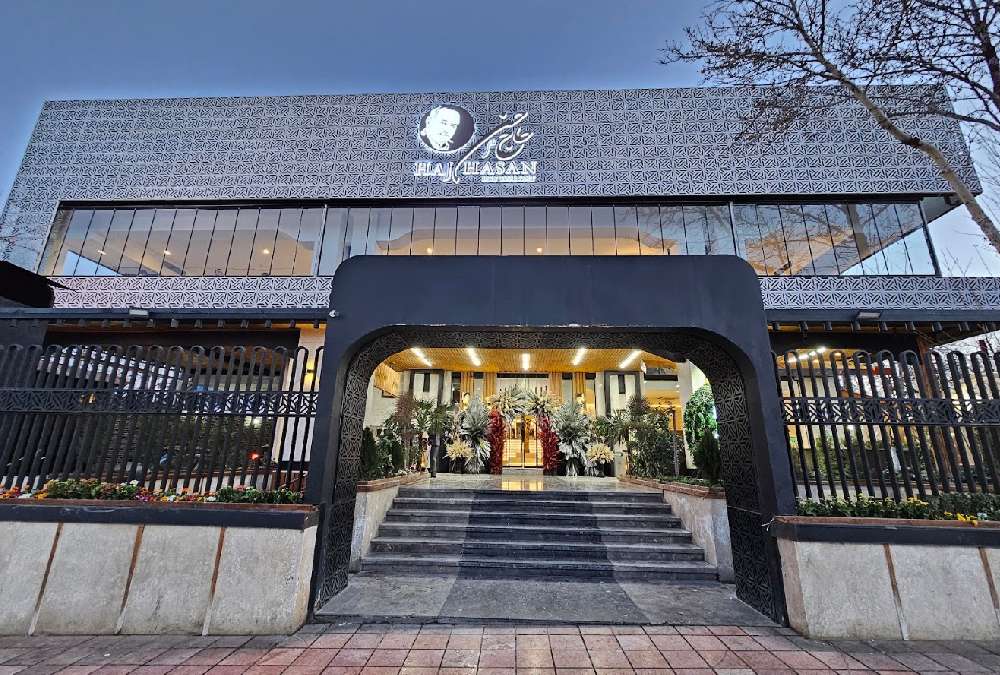 در ورودی رستوران حاج حسن شاندیز