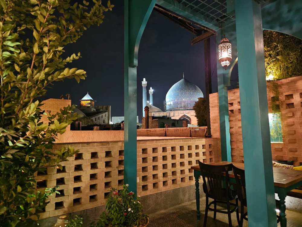 محیط داخلی کافه میدون در اصفهان با منظره گنبد مسجد امام