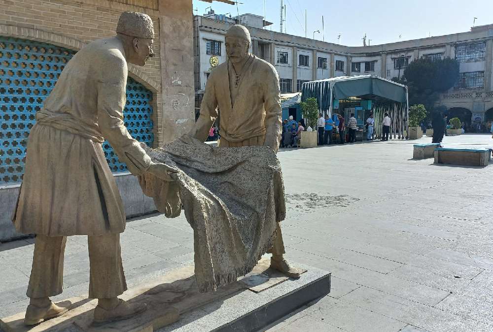 مجسمه دو مرد پارچه فروش در گذر سبزه میدان بازار بزرگ تهران