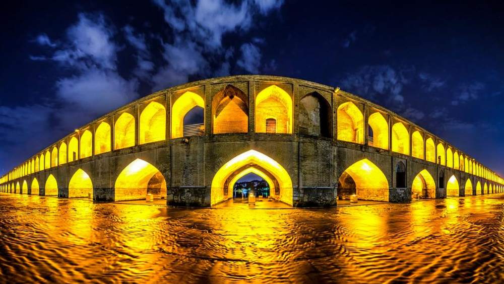 سی و سه پل اصفهان در شب