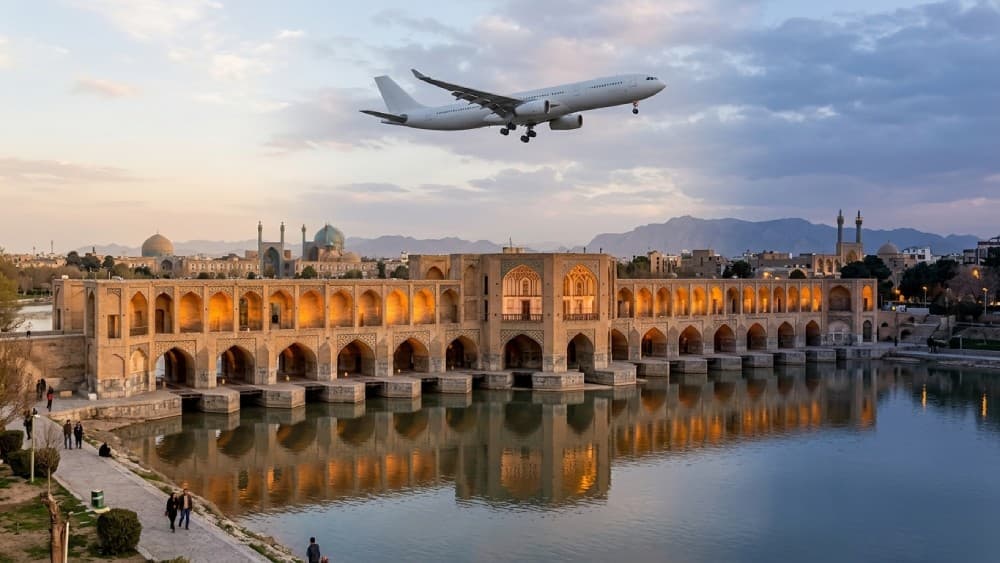 یک هواپیما در حال عبور از بالای پل خواجوی اصفهان