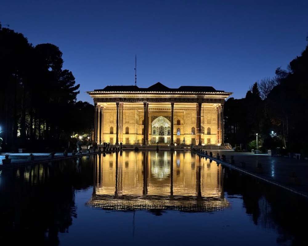 نمای محوطه بیرونی چهل ستون در تاریکی غروب