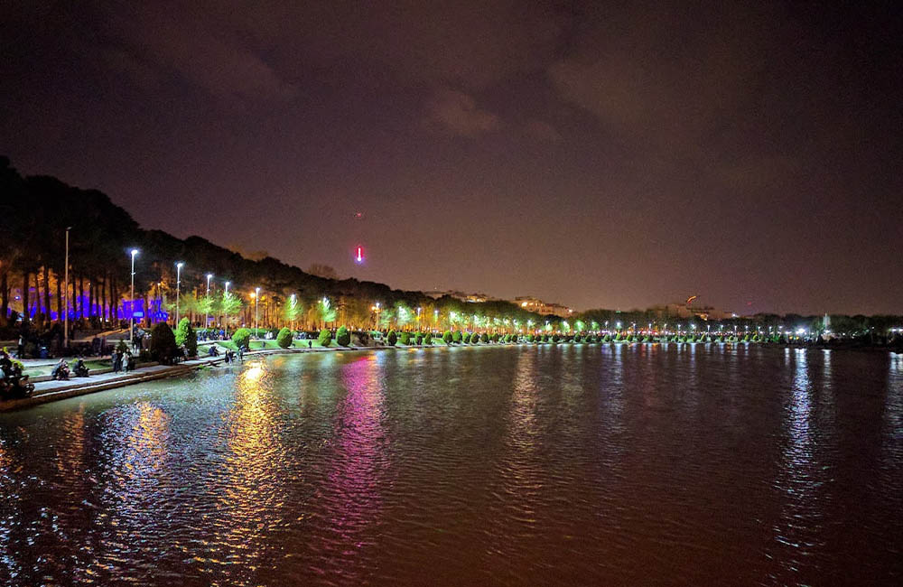 زاینده رود پر از آب در شب