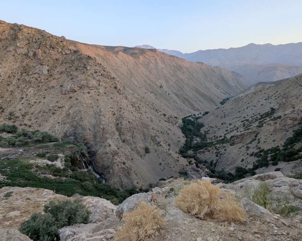 کوهستان آبشار پونه زار اصفهان با نمای دره
