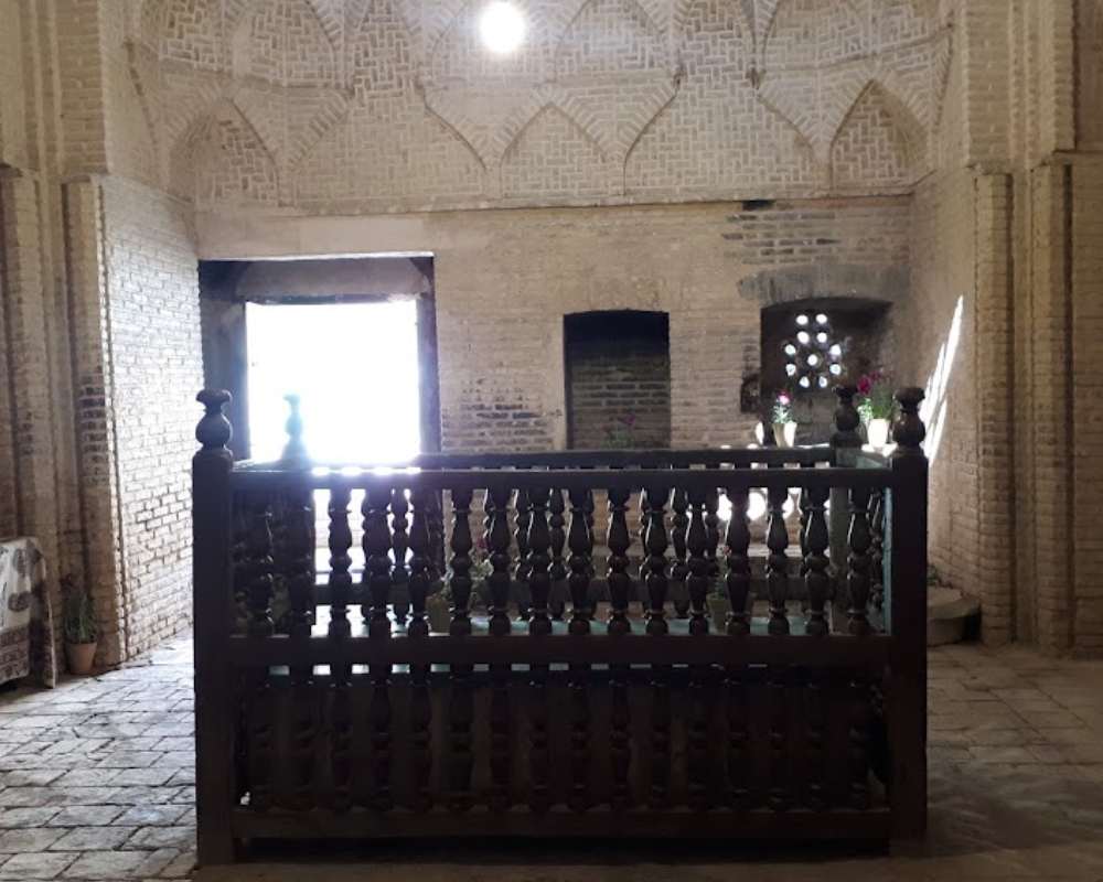 نمایی از محوطه داخلی آرامگاه با نمای نردههای چوبی