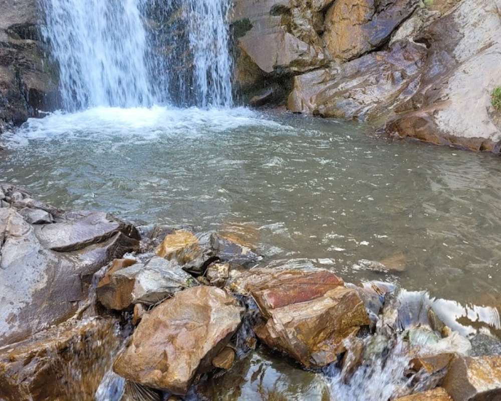 نمای نزدیک از رودخانه برگ جهان با سنگلاخ‌های درون آن در روستای برگ جهان