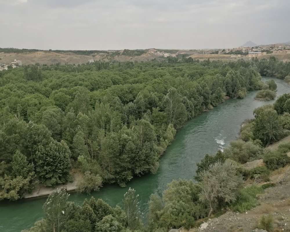 نمای فضای سبز پهناور اطراف زاینده رود
