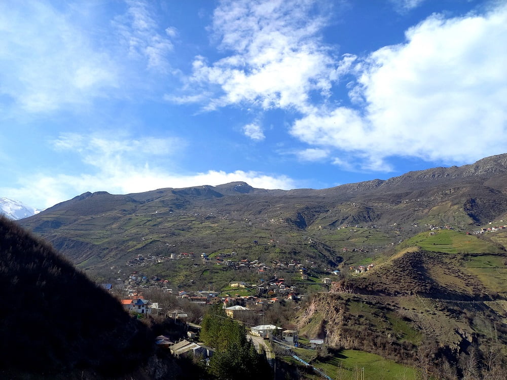 نمایی از روستای سرسبز جنت رودبار و آسمان آبی بالای آن
