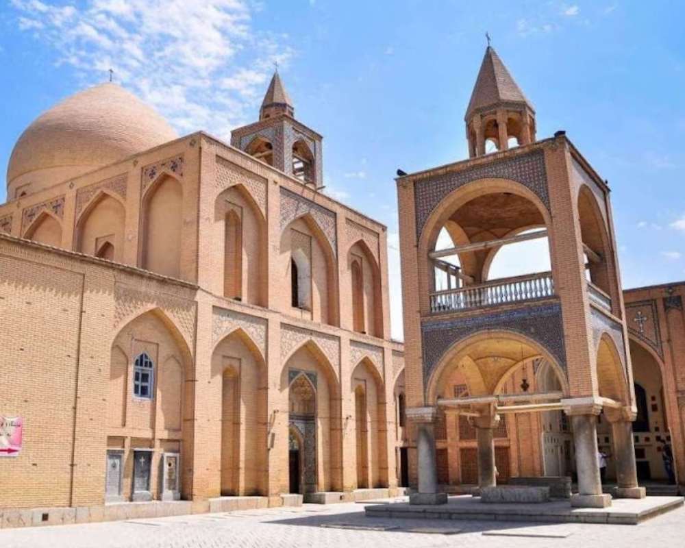 نمایی از محوطه و بنای کلیسای وانک و آسمان آبی