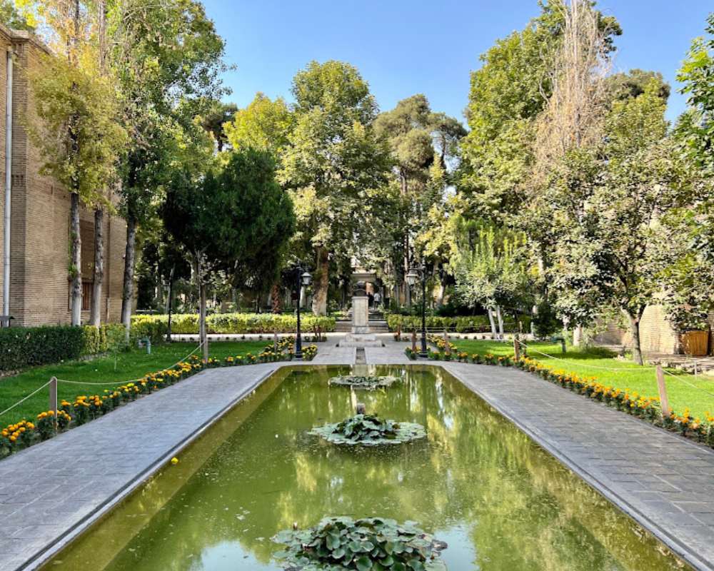 نمای داخلی فضای سبز باغ نگارستان و حوض میان آن