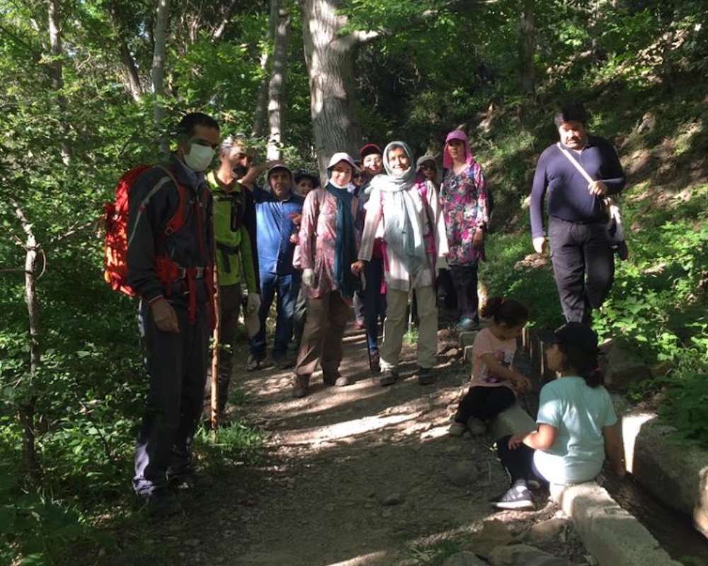 خانواده‌ای در حال گشت و گذار در فضای سبز روستای برگ جهان لواسان