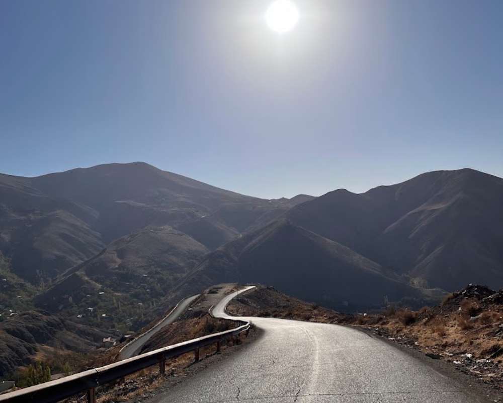 جاده ای منتهی به روستای برگ جهان لواسان زیر آسمان آبی