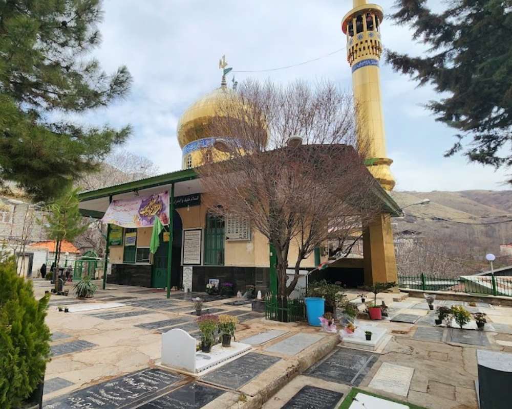 نمایی از حیاط امامزاده اسماعیل روستای برگ جهان با بنای طلایی رنگ