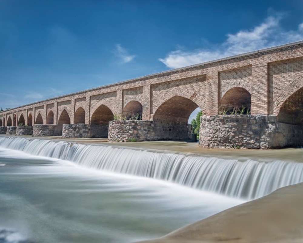 نمای نزدیک پل مارنان و جوشش آب زاینده رود
