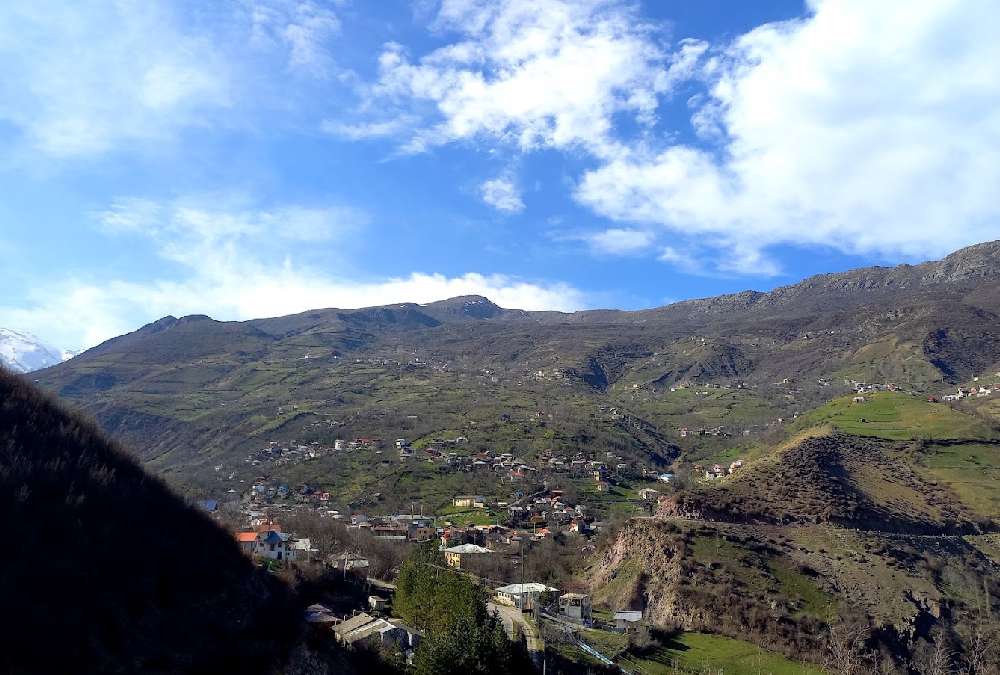 نمای بالا از روستا و جنگل های جنت رودبار در فصل بهار