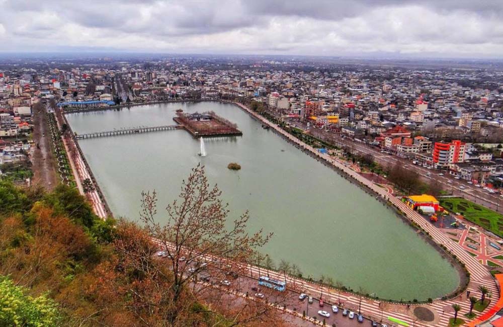 نمای باز استخر لاهیجان در یک روز بارانی در پاییز