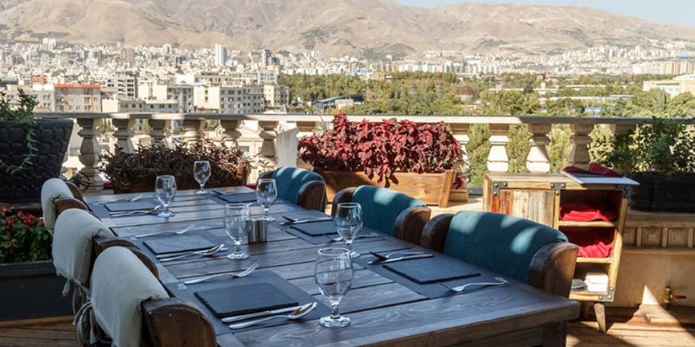 محیط داخلی کافه لئون سام سنتر در فرشته با نمای شهر تهران
