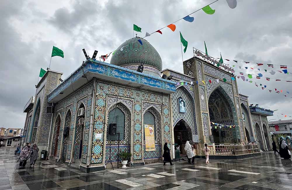 حرم امام‌زاده سید جلال الدین اشرف در یک روز بارانی