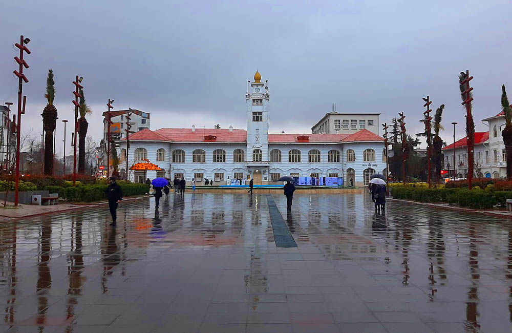 میدان شهرداری رشت در یک روز بارانی