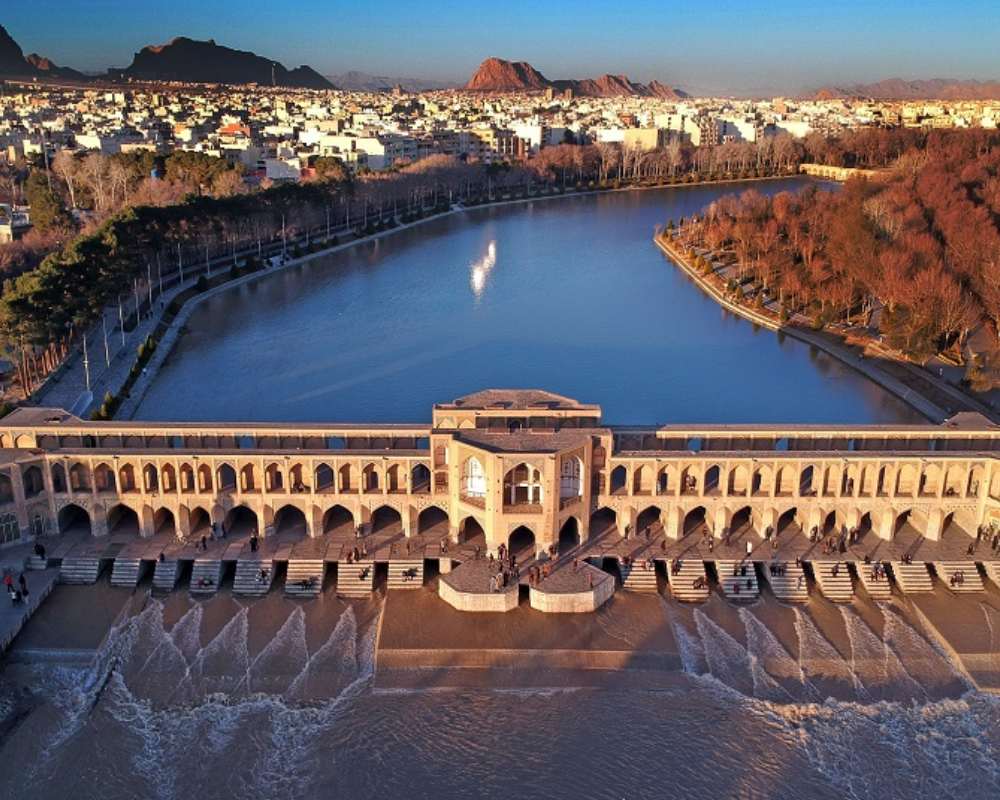 نمای زاینده رود از بالا با نور غروب و محوطه شهر