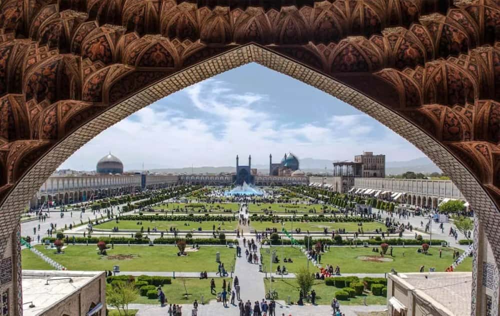 میدان نقش جهان از داخل طاق سردر قیصریه