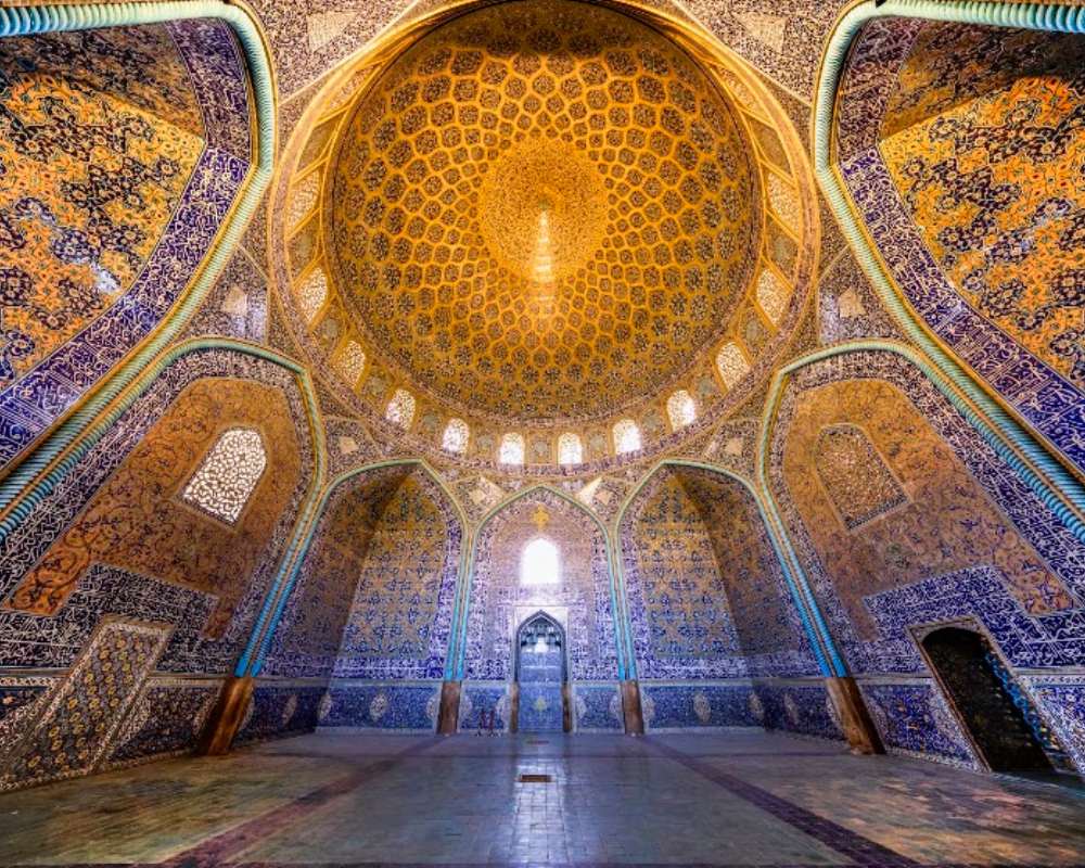 نمای زیبای طاقهای درون مسجد شیخ لطف الله و سقف آن