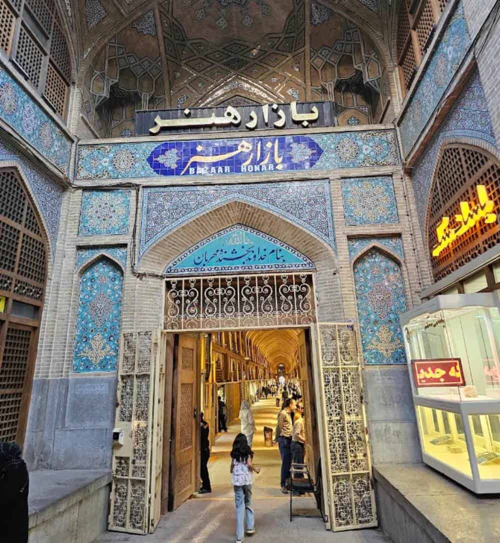 سردر ورودی بازار هنر اصفهان