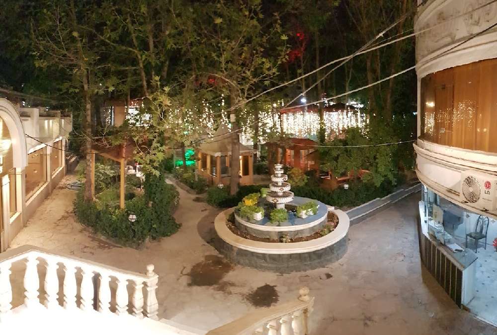 حیاط کافی شاپ گراندیس مشهد در شب