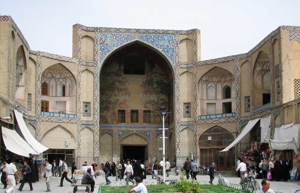 ورودی بازار قیصریه در میدان نقش جهان اصفهان