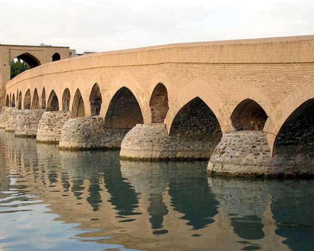 نمای نزدیک از طاقهای پل شهرستان و انعکاس آنها در آب