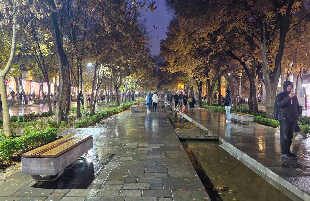 خیابان چهارباغ عباسی در یک غروب بارانی