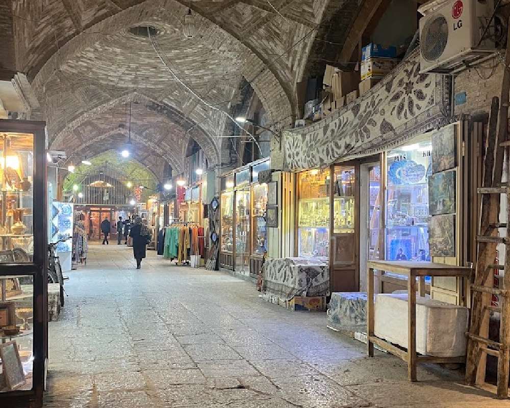 نمای پرسپکتیو از داخل بازار و حجرههای صنایع دستی