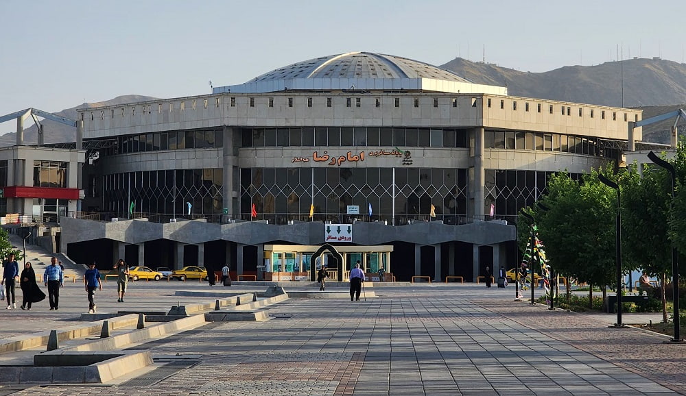 نمایی از پایانه امام رضا در مشهد سمت ورودی مسافران