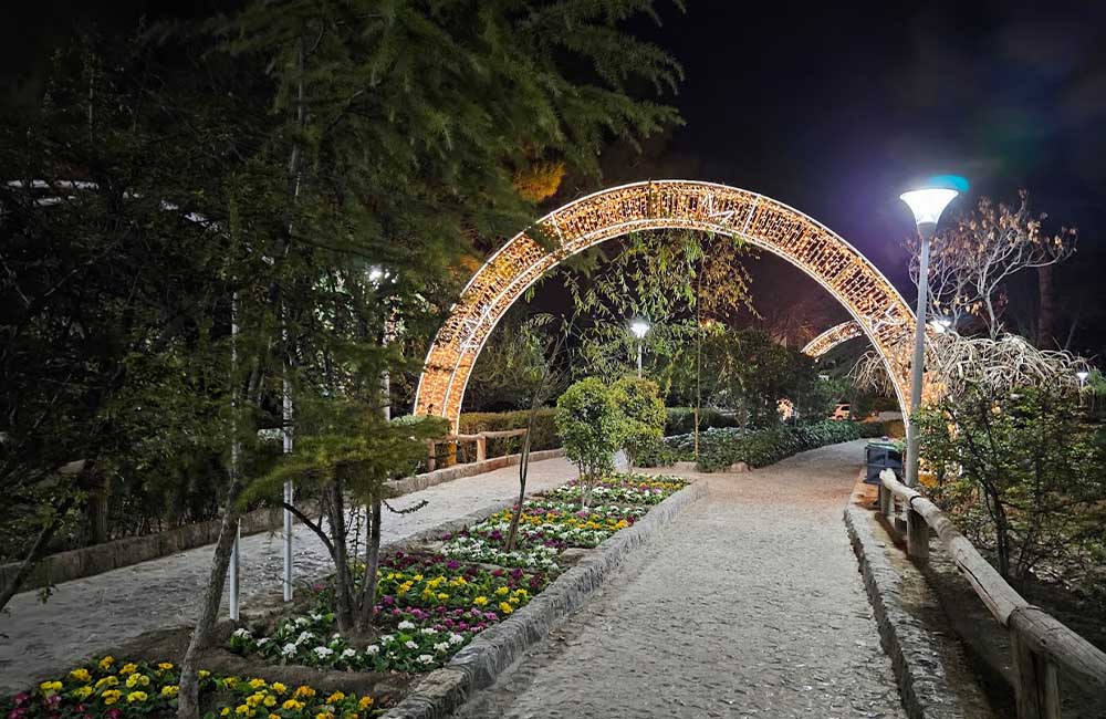پیادهراهی روشن در پارک صفه در شب