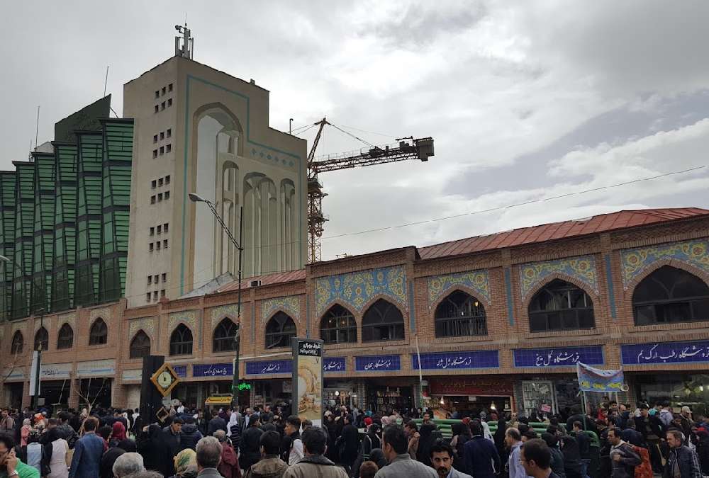 گذر ۱۵ خرداد بازار بزرگ تهران مملو از جمعیت